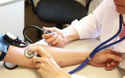 Вчені розповіли, що між кашлем та високим артеріальним тиском є зв'язок